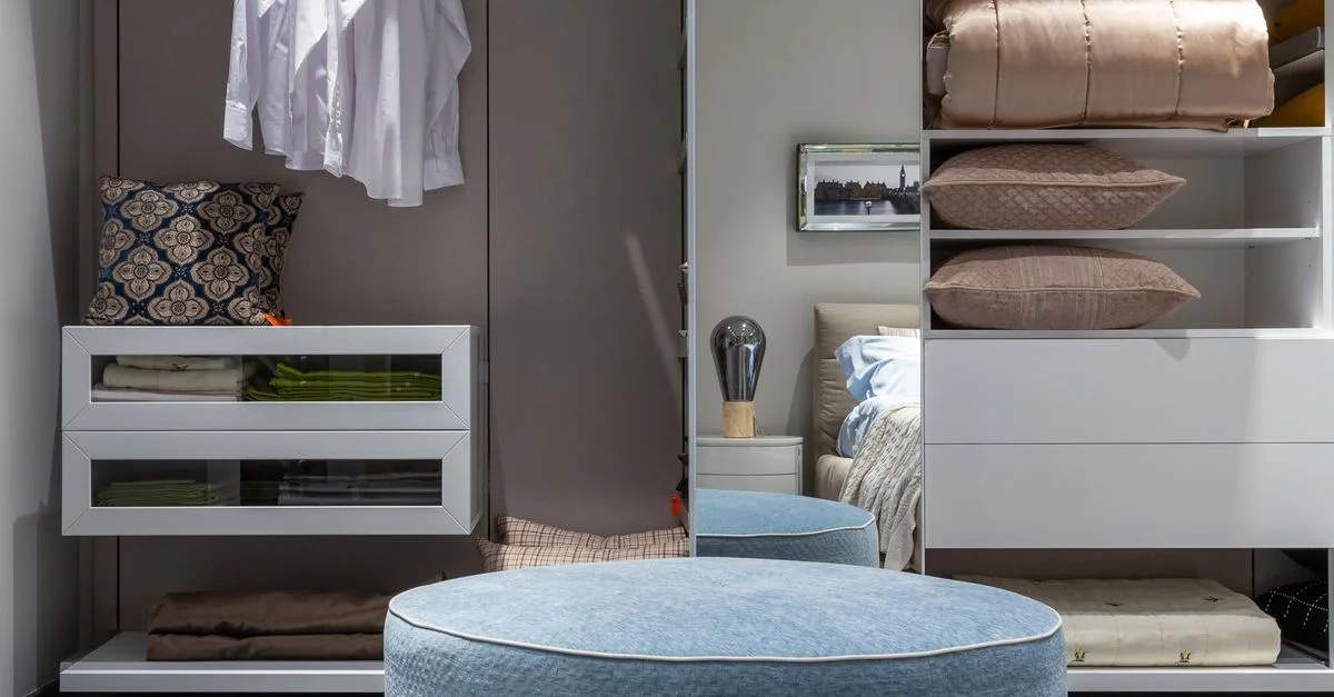 Placard de chambre contemporain avec des vêtements bien rangés et des textiles doux, parfait pour des intérieurs élégants.
