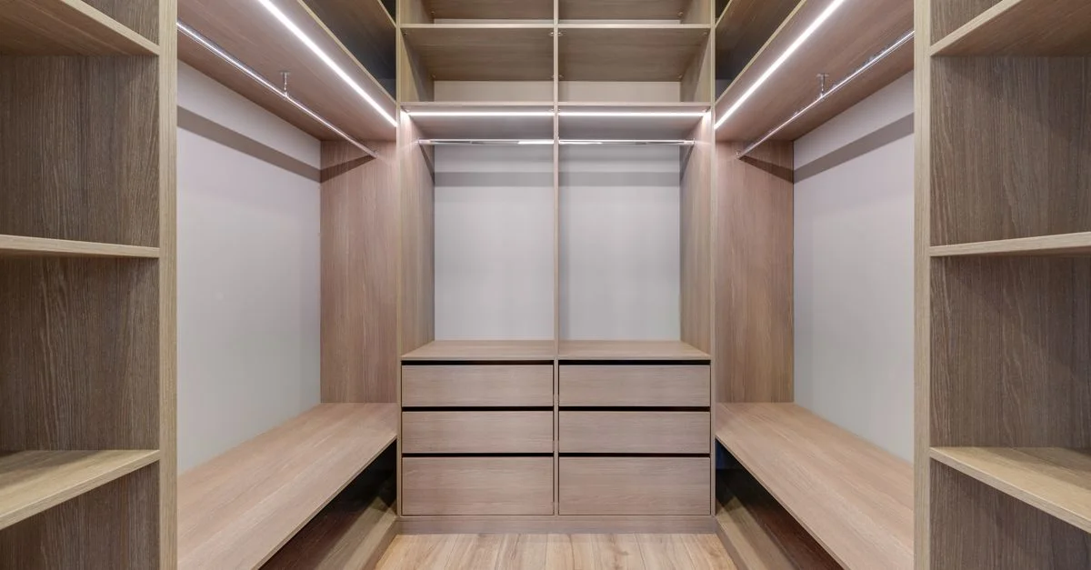 Dressing spacieux avec des étagères en bois et un éclairage LED crée un design minimaliste et moderne.