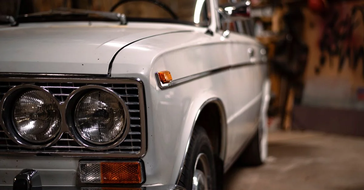 Vue latérale détaillée d'une voiture vintage Vaz-2103 classique dans un garage.