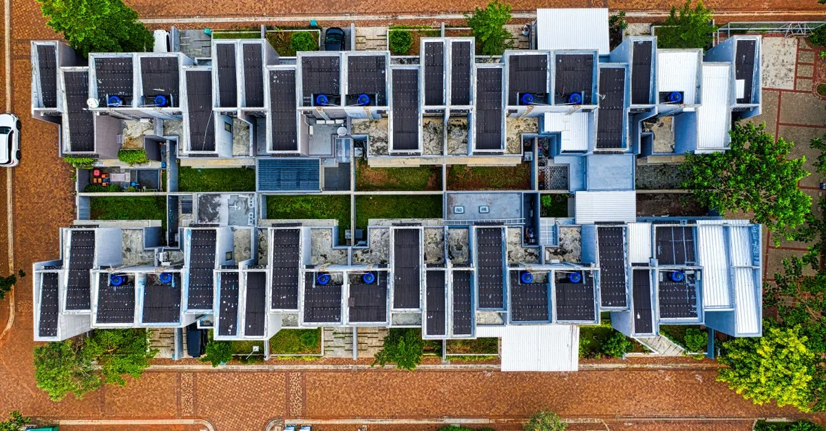 Prise de vue par drone d'un quartier résidentiel organisé à Banten, Indonésie, avec des panneaux solaires.