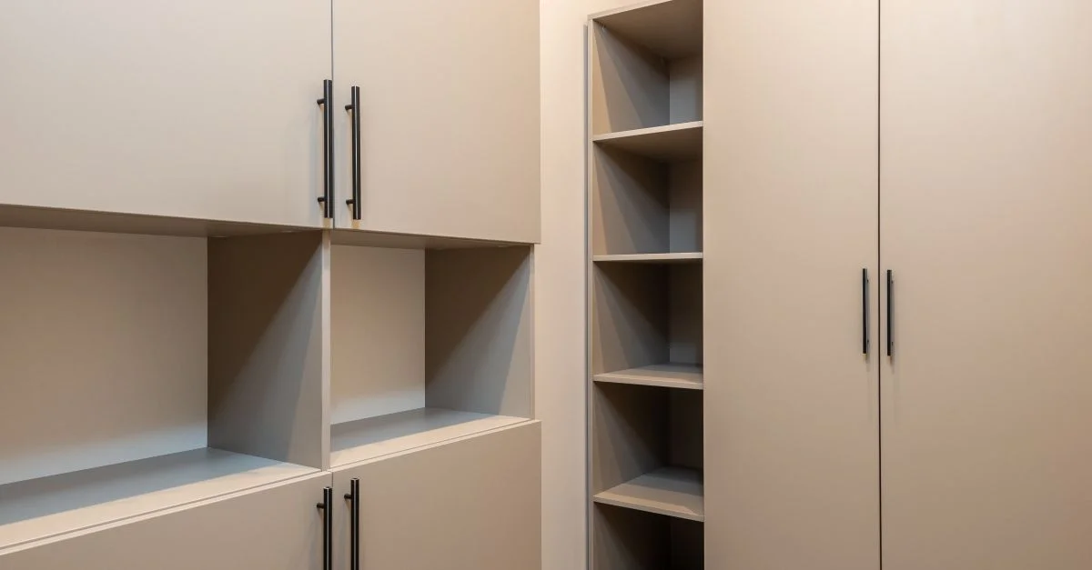 Cabinets de rangement modernes spacieux au design minimaliste, idéaux pour les intérieurs résidentiels.